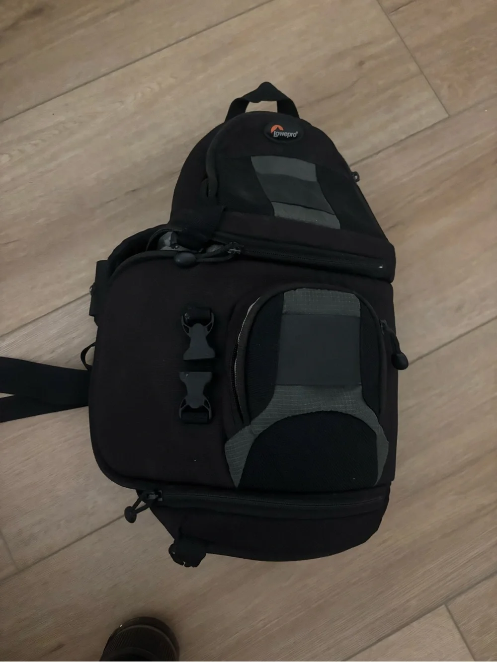 CANON REBEL T1I CAMERA WITH LENSES AND CAMERA BAG